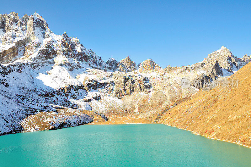 尼泊尔悟空，绿松石色的Dudh Pokhari，背景是连珠拉